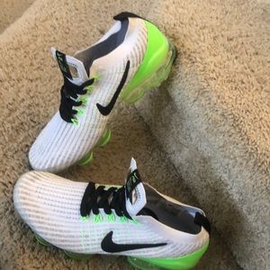 NIKE VAPORMAX FLYKNIT 3, wm sz 7, Electric green